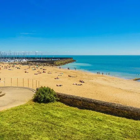 Piscine Et Commerces Proche 아파트