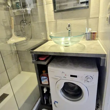 Piscine Et Commerces Proche 아파트